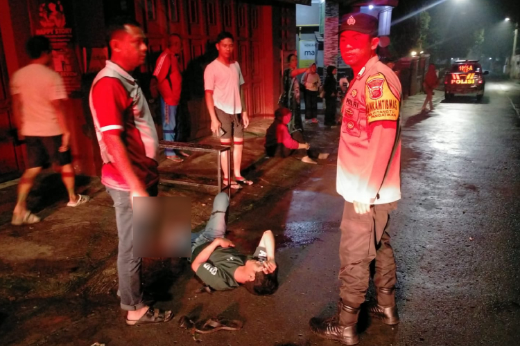 Tabrak Tiang PJU, Pengendara Motor di Wanaraja Garut Alami Patah Kaki