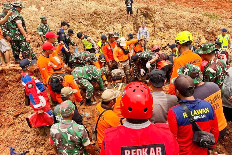 Satu Korban Longsor Cilacap Ditemukan Meninggal, 20 Warga Masih dalam Pencarian