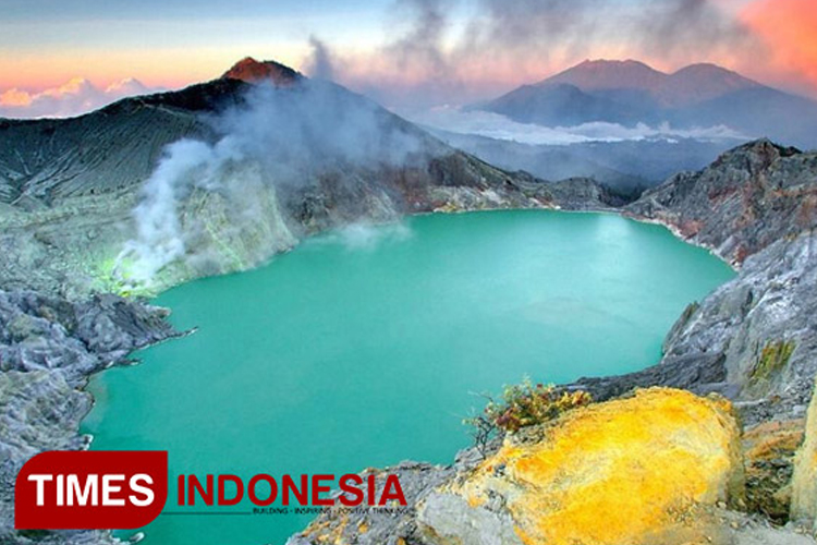 Spot Sunrise dan Danau Asam Terbesar, Pesona Lain Wisata Kawah Ijen Banyuwangi