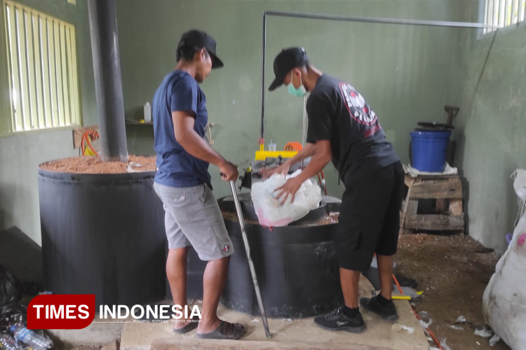 Ibu-Ibu KSM Mulya Hati Ubah Krisis Sampah Pekauman Jadi Peluang