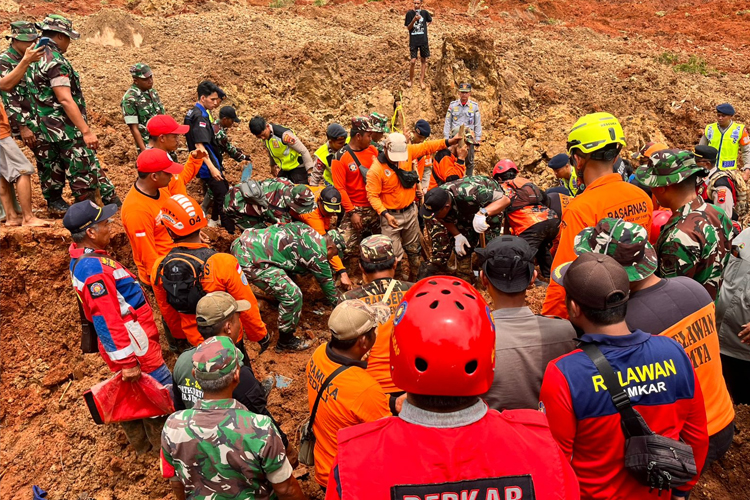 Puluhan Warga Masih Hilang di Longsor Cibeunying, Upaya Pencarian Besar Besaran Dilakukan
