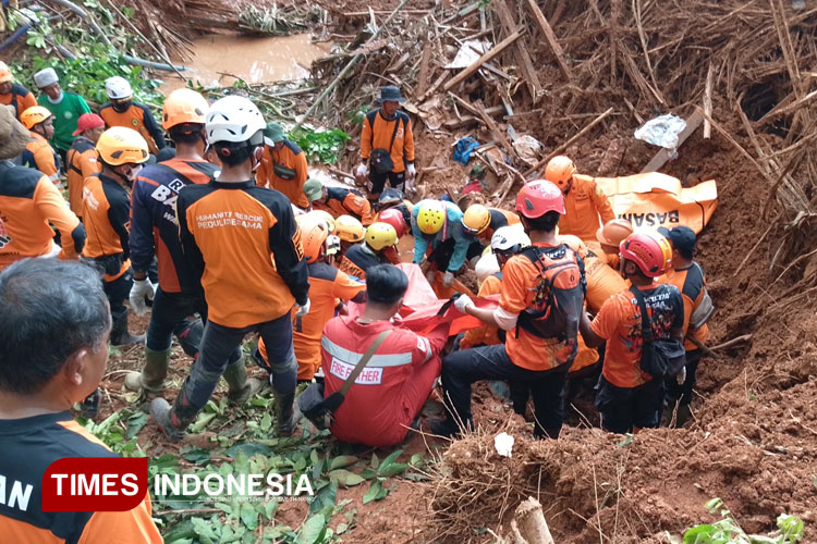 Hari Ketiga Pencarian Korban Longsor Majenang Cilacap, 8 Korban Ditemukan