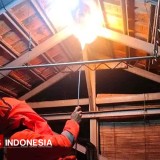 Penampakan Petugas Damkar Pemalang Mirip Astronot Saat Musnahkan Sarang Tawon