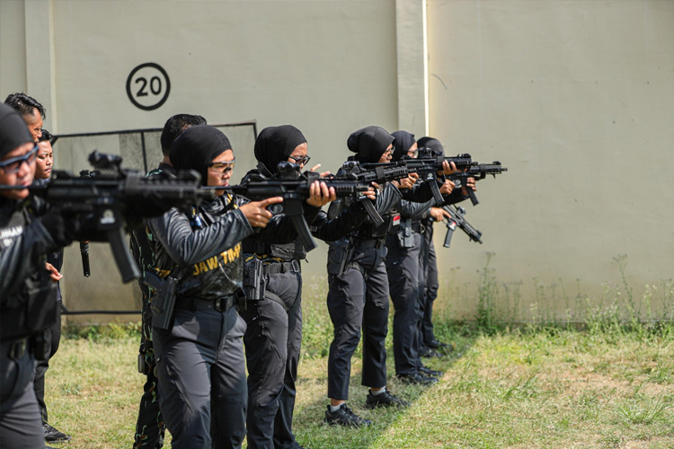 Polwan Brimob Polda Jatim Tampilkan Srikandi Challenge Penuh Adrenalin