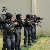 Polwan Brimob Polda Jatim Tampilkan Srikandi Challenge Penuh Adrenalin