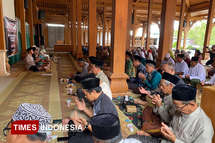 Ratusan-warga-Ponorogo-gelar-istighozah-dan-doa-bersama-agar-Bupati-Sugiri-Sancoko-b.jpg