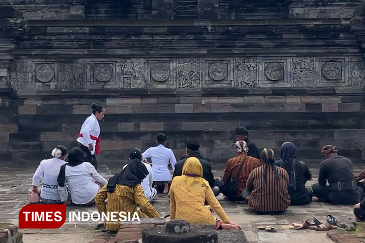 The-atmosphere-of-a-activity-at-the-Penataran-Temple-complex-b.jpg