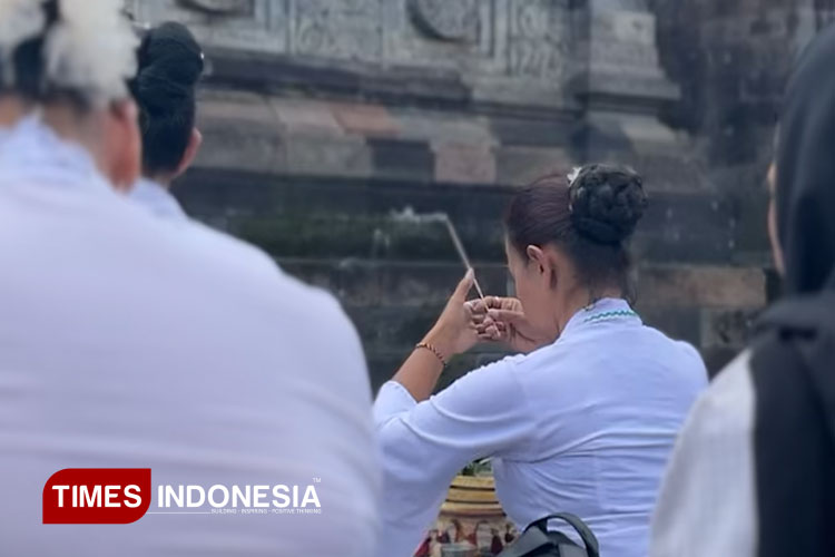 The-atmosphere-of-a-activity-at-the-Penataran-Temple-complex-c.jpg