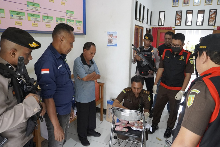 Kantor BKPSDMD Flores Timur Digeledah, Kejaksaan Sita 1.297 Barang Bukti