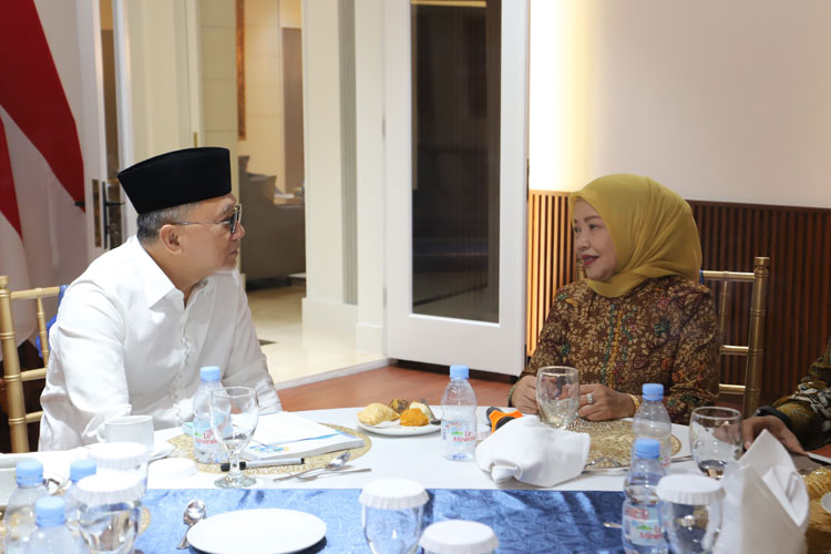 Wabup-Malang-Lathifah-Shohib-saat-berdialog-dengan-Menteri-PPN-c.jpg