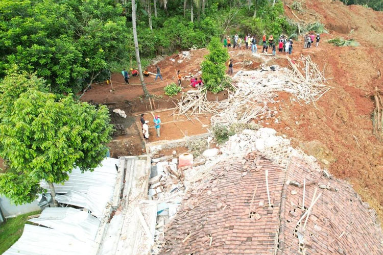 pencarian-korban-tanah-longsor-2.jpg