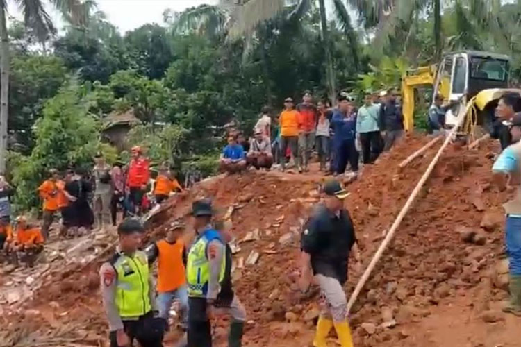 Tragedi Longsor Cilacap, Gubernur Ahmad Ltthfi Minta Warga Jateng Tingkatkan Kewaspadaan