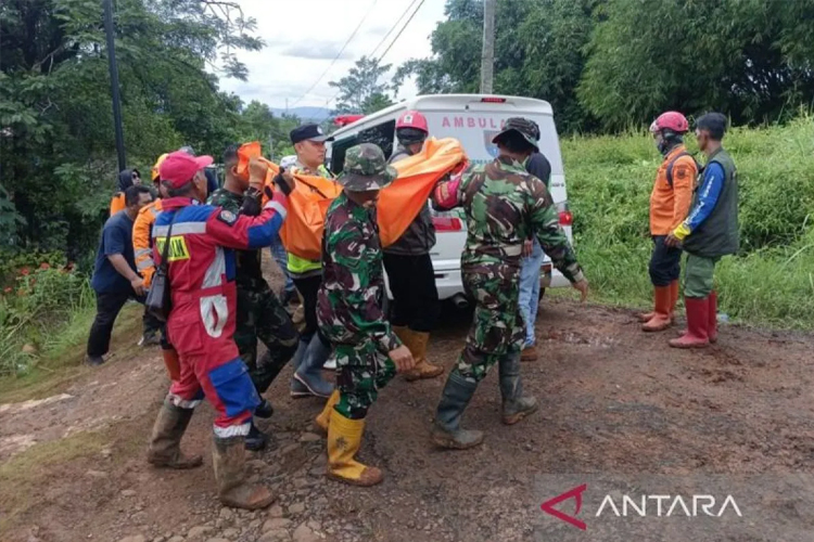 Tim SAR Temukan Tiga Korban Lagi, Pencarian Tanah Longsor Cilacap Masih Berlanjut