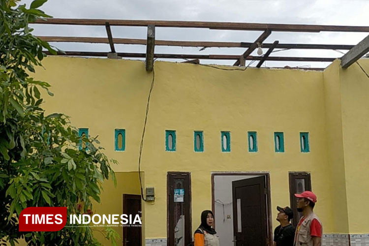 Angin Puting Beliung Terjang Gresik, 62 Rumah dan Satu Sekolah Rusak