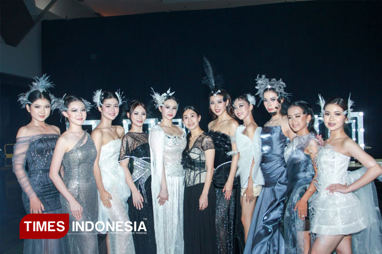 Swan Lake Domi Jolie, Gaun Mewah Berbahan Jala Memukau Surabaya Fashion Parade 2025