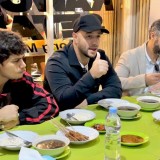 Maher Zain dan Harris J Santap Rawon Setan Sebelum Konser Akbar