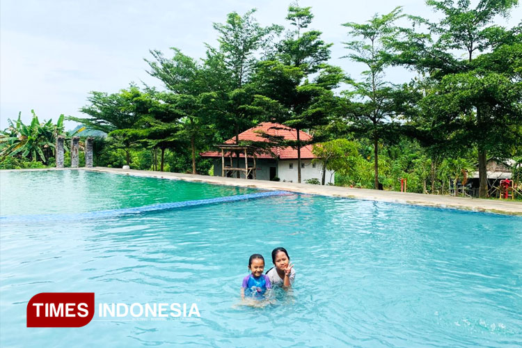 Menikmati Kesegaran Kolam Renang Bernuansa Alam di Wagos Gresik