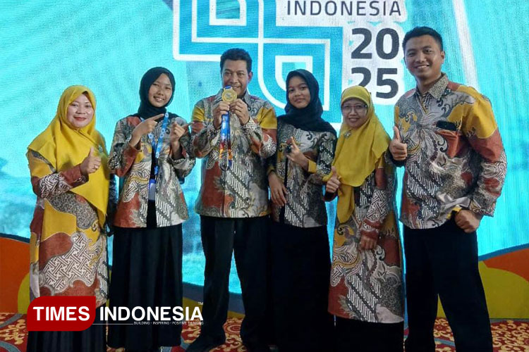 medali-emas-OMI-2025-bersama-Kepala-MTsN-6-Malang.jpg
