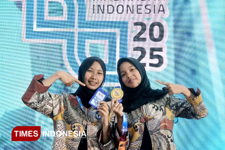 Sulap Limbah Jadi Energi Biokakas, Dua Siswi MTsN 6 Malang Sabet Medali Emas OMI 2025