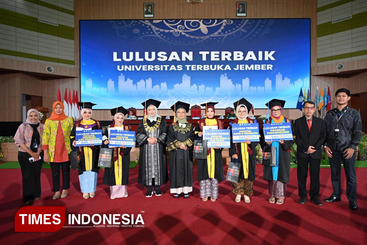 Meraih Gelar Sarjana di Tengah Kesibukan: Kisah Wisudawan UT Jember