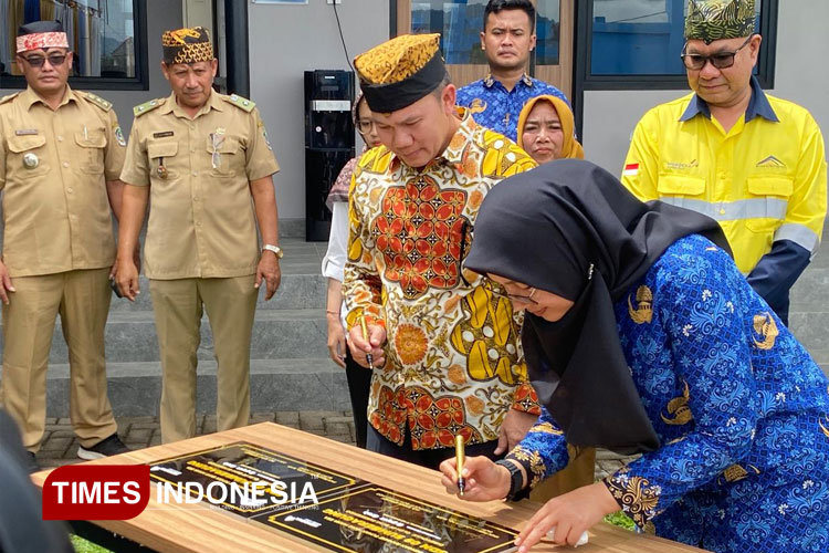 Resmikan Rumah Pintar PT BSI, Bupati Ipuk: Pendidikan adalah Senjata Ampuh Mengubah Dunia