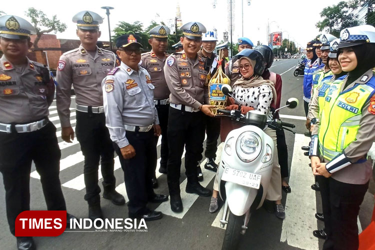 Pengendara Dapat Mangga Gedong Gincu dalam Operasi Zebra Lodaya 2025 di Majalengka