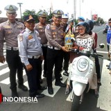 Pengendara Dapat Mangga Gedong Gincu dalam Operasi Zebra Lodaya 2025 di Majalengka