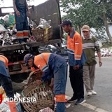 Sisa Sampah Menumpuk, Petugas Butuh Dua Hari Bersihkan Sisa Pesona Gondanglegi Malang