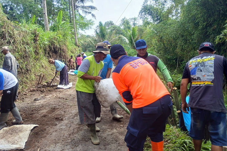 Hujan Deras Gerus Plengsengan Jalan Penghubung di Malang
