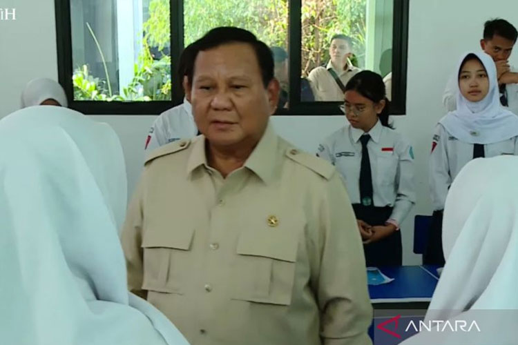Prabowo: 75 Persen Sekolah Sudah Terima Smartboard