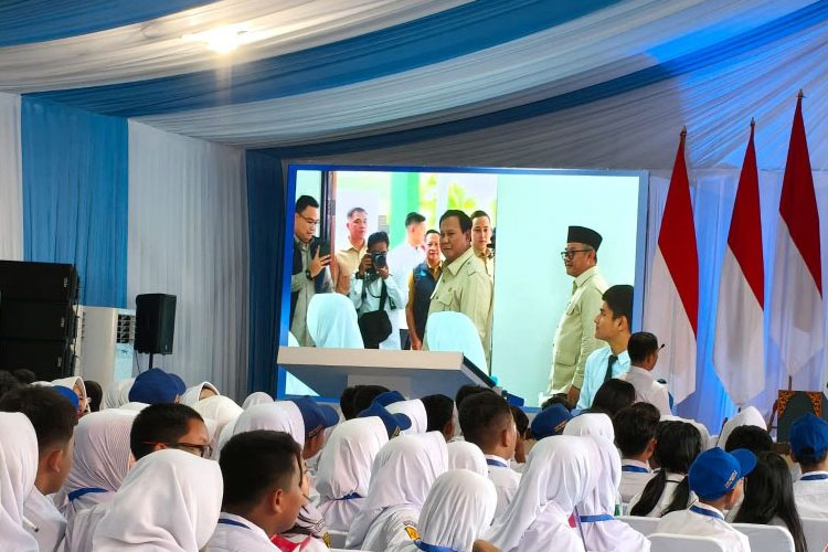 Prabowo Luncurkan Smartboard untuk Sekolah di Indonesia