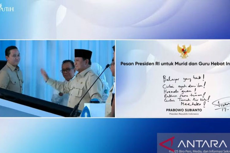 Pesan Tertulis Prabowo pada Smartboard untuk Siswa: Belajar yang Baik!