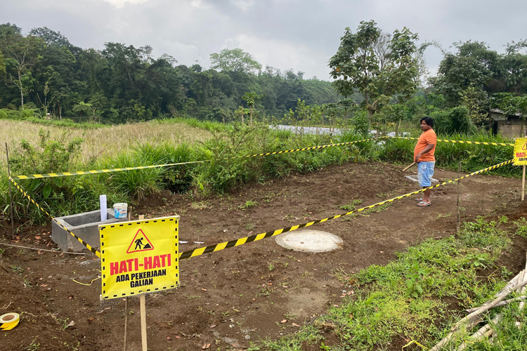 Konsisten Menjaga Sumber Daya Air, AQUA Banyuwangi Kembali Bangun Sumur Resapan