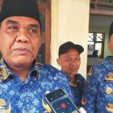 Wabup Tegal Bikin Kejutan, Bagi Sembako Beli Sendiri di Pasar ke Warga Desa