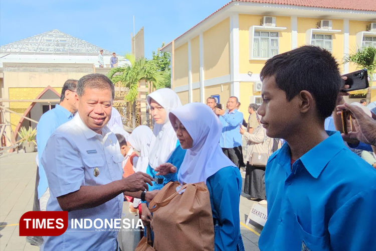 Bupati Majalengka Salurkan Bantuan Pendidikan Siswa Tidak Mampu
