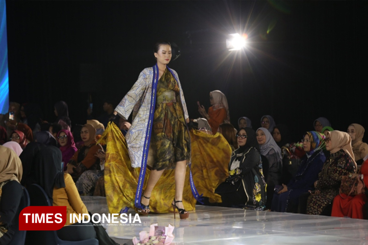 Gelar Fashion Runway, IWAPI Promosikan Kekayaan Wastra Bumi Majapahit
