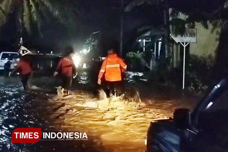 Tim Gabungan Gerak Cepat Tangani Banjir Akibat Luapan Sungai di Banyuwangi