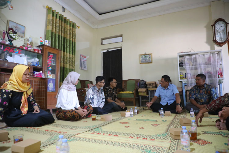 Beasiswa Sleman Pintar Dinilai Sukses, Wabup Danang Sambangi Wisudawati Berprestasi