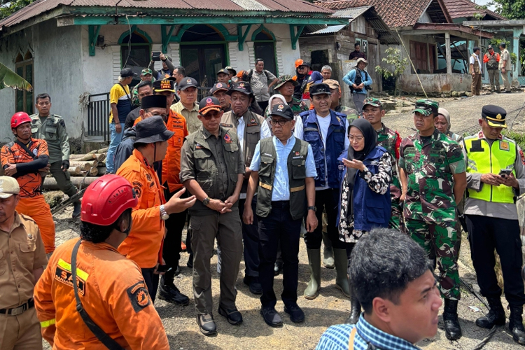 Menteri PMK Pratikno Kunjungi Lokasi Longsor Pandanarum Banjarnegara, Tanah Masih Bergerak