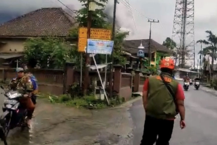 Warga Mulai Mengungsi Akibat Erupsi Gunung Semeru