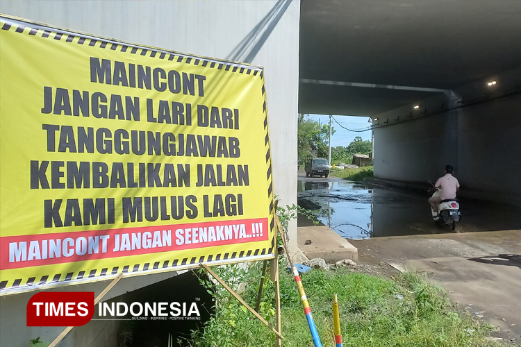 Warga Paiton Pasang Banner Protes Jalan Rusak Akibat Tol Probowangi: Kami akan Demo!