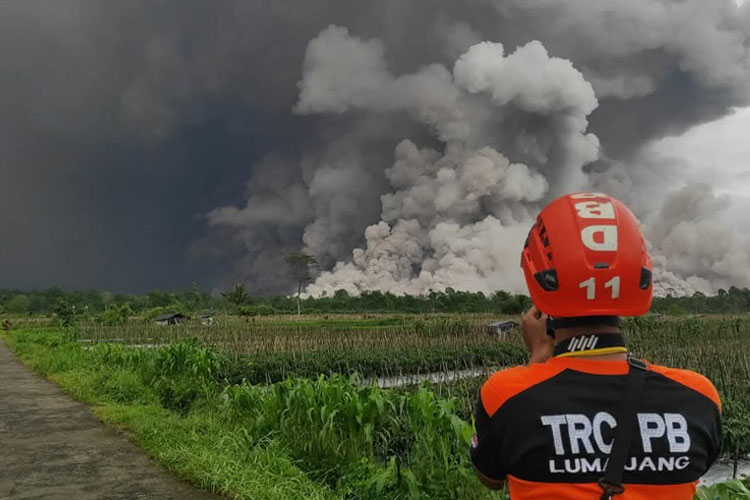 Pasutri Asal Kediri Alami Luka Bakar Terkena Awan Panas Erupsi Gunung Semeru
