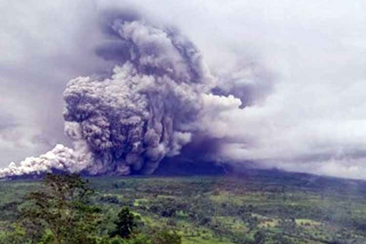 Pendakian Gunung Semeru Resmi Ditutup Akibat Erupsi