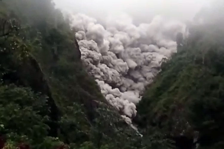 Gunung Semeru Erupsi, Warga Diminta Evakuasi Mandiri dan Segera Jauhi Zona Bahaya