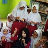 Psikolog Gones Saptowati Beri Trauma Healing Korban Longsor