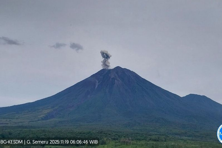 Gunung Semeru Meletus Tiga Kali Pagi Ini