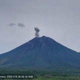 Gunung Semeru Meletus Tiga Kali Pagi Ini