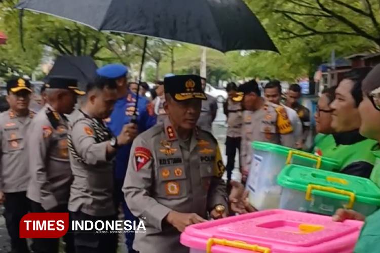 Kapolda Jabar Beri Hadiah Umrah ke Personel dan Sembako ke Ojol Mitra Polisi di Banjar
