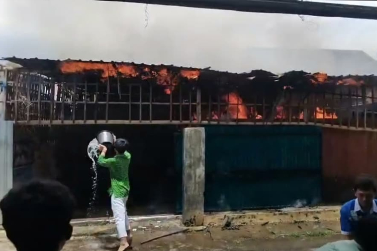 Selang Gas Bocor Sebabkan Gudang Perabotan Rumah dan Parkiran Mobil Terbakar di Banyuwangi