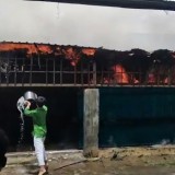 Selang Gas Bocor Sebabkan Gudang Perabotan Rumah dan Parkiran Mobil Terbakar di Banyuwangi